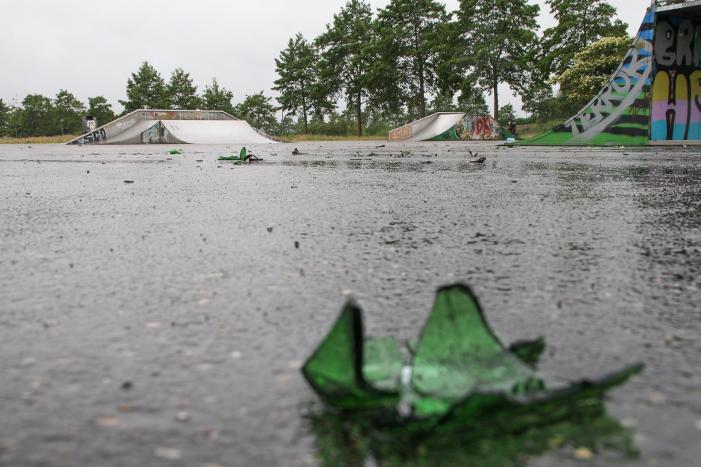 Skatebaan bezaaid met kapot gegooide bierflesjes