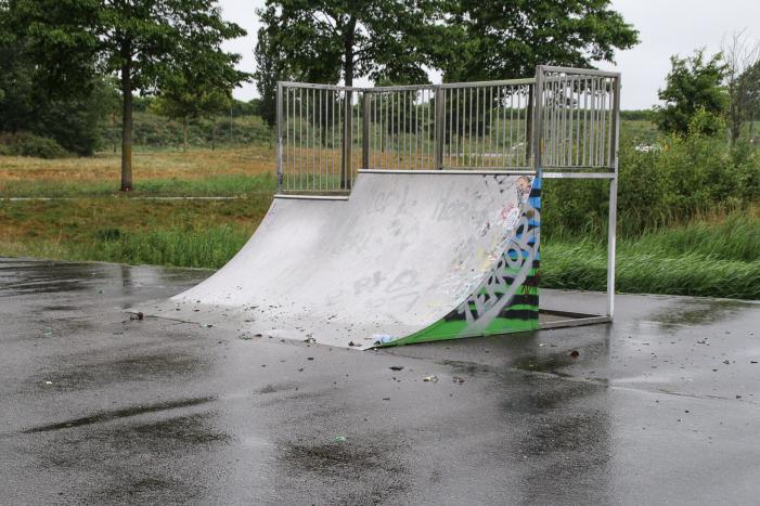 Skatebaan bezaaid met kapot gegooide bierflesjes