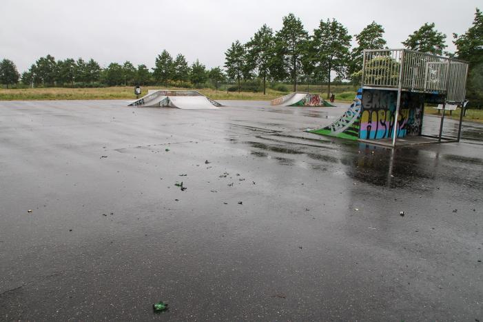 Skatebaan bezaaid met kapot gegooide bierflesjes