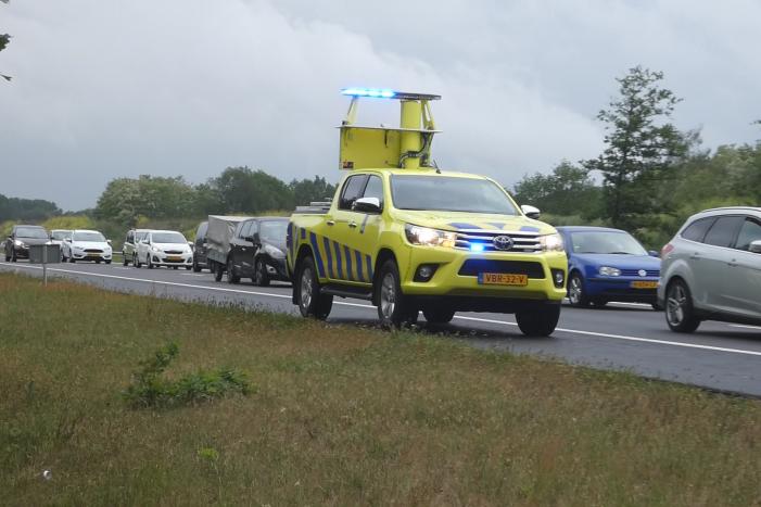 Auto vliegt al rijdend in brand