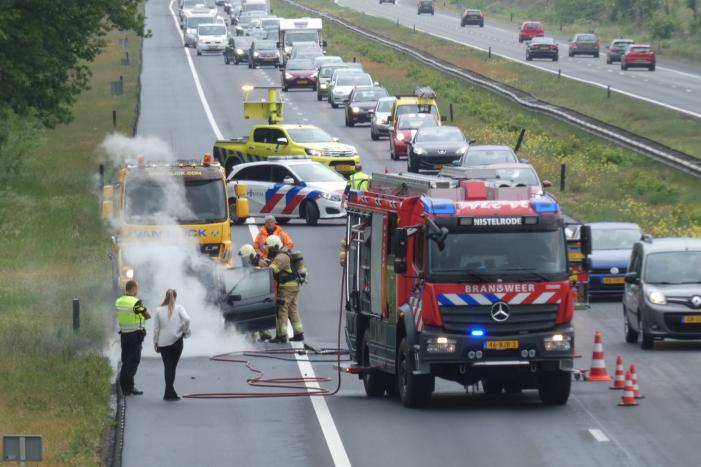 Auto vliegt al rijdend in brand