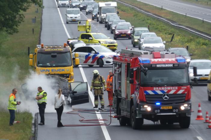 Auto vliegt al rijdend in brand