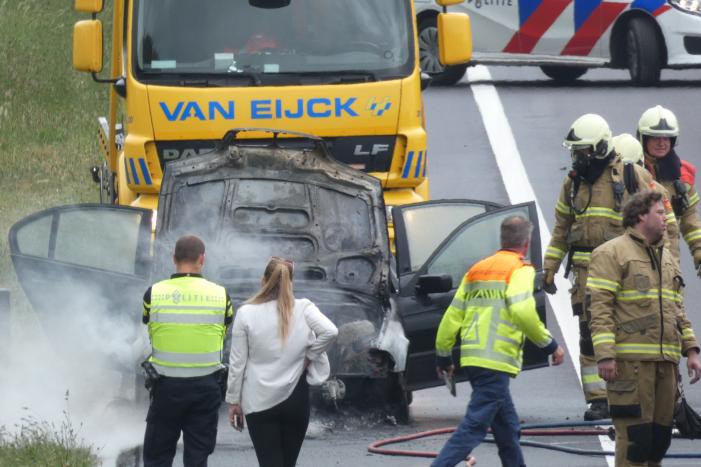 Auto vliegt al rijdend in brand
