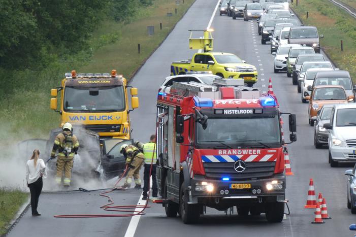 Auto vliegt al rijdend in brand