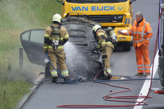 Auto vliegt al rijdend in brand