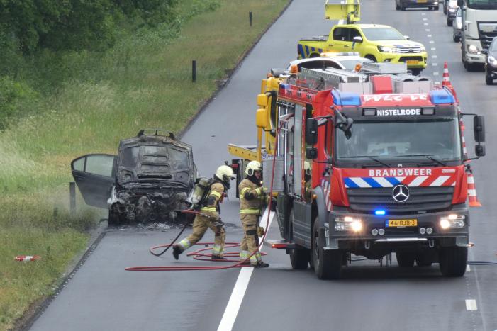 Auto vliegt al rijdend in brand