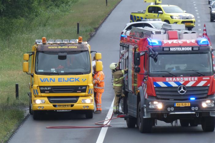 Auto vliegt al rijdend in brand