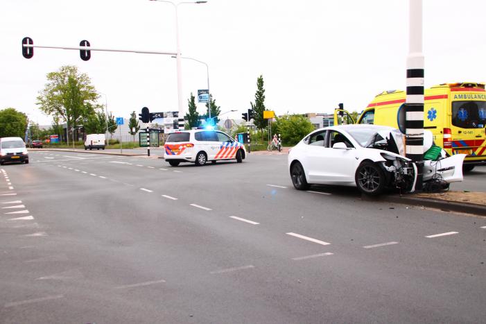 Tesla flink in de kreukels na botsing met paal