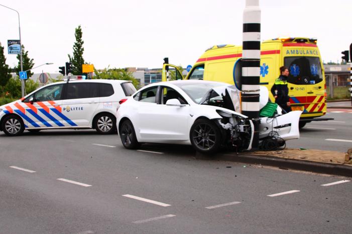 Tesla flink in de kreukels na botsing met paal