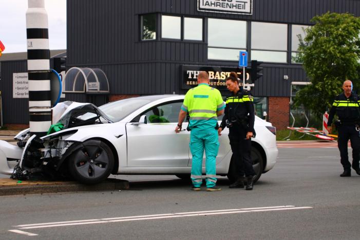 Tesla flink in de kreukels na botsing met paal