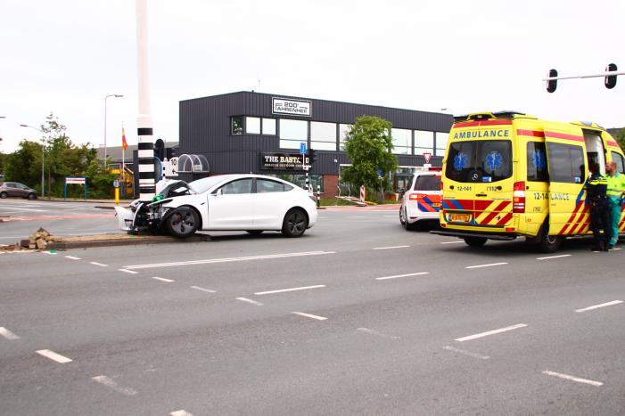 Tesla flink in de kreukels na botsing met paal