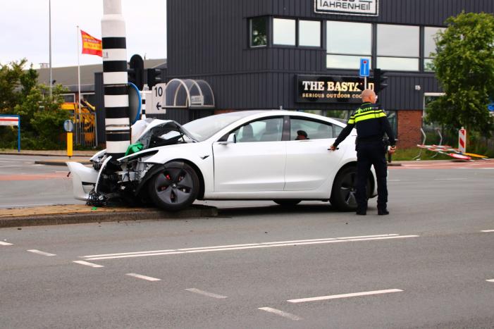 Tesla flink in de kreukels na botsing met paal