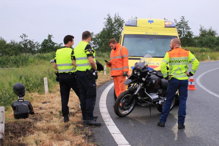 Motorrijder onderuit op afrit