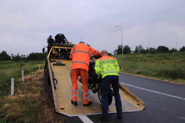 Motorrijder onderuit op afrit