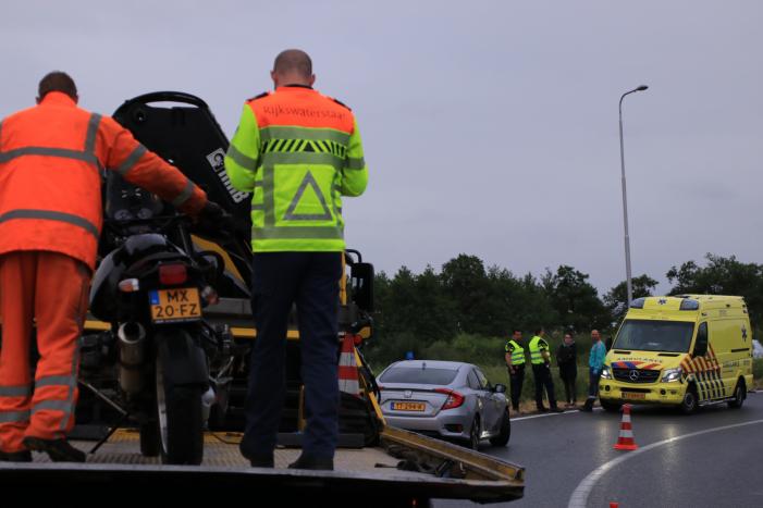 Motorrijder onderuit op afrit