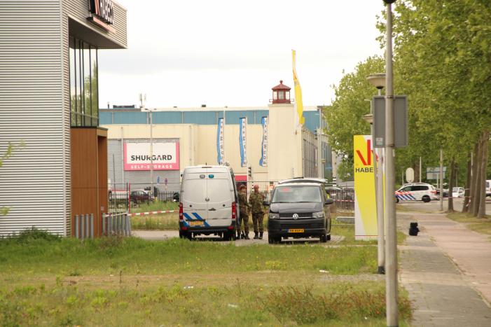 Auto in brand en handgranaat op deurklink, politie zoekt getuigen