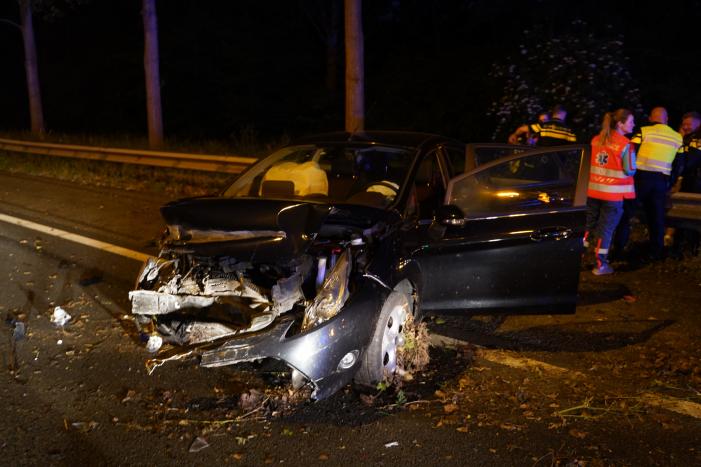 Auto botst in vangrail na kop-staart aanrijding
