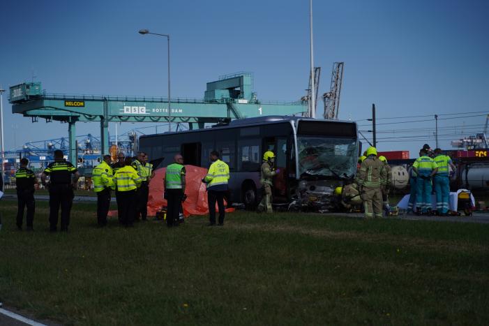 Auto botst op RET-stadsbus, automobilist overleden