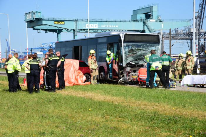 Auto botst op RET-stadsbus, automobilist overleden
