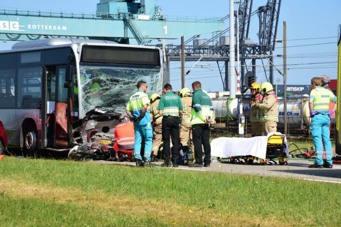 Auto botst op RET-stadsbus, automobilist overleden