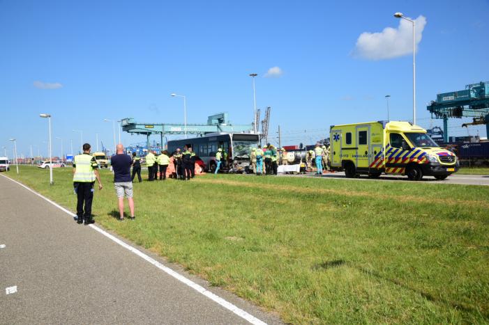 Auto botst op RET-stadsbus, automobilist overleden
