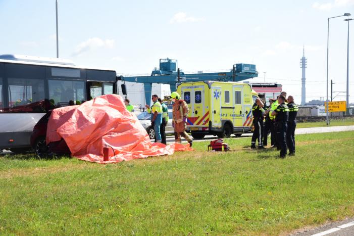 Auto botst op RET-stadsbus, automobilist overleden