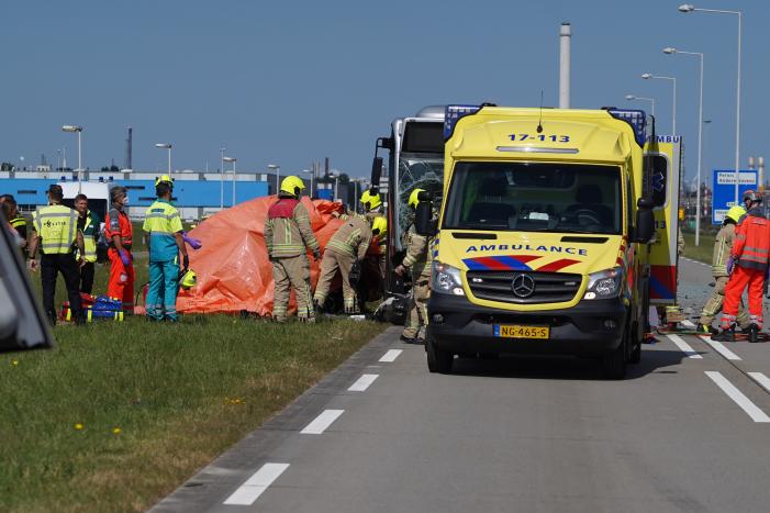 Auto botst op RET-stadsbus, automobilist overleden
