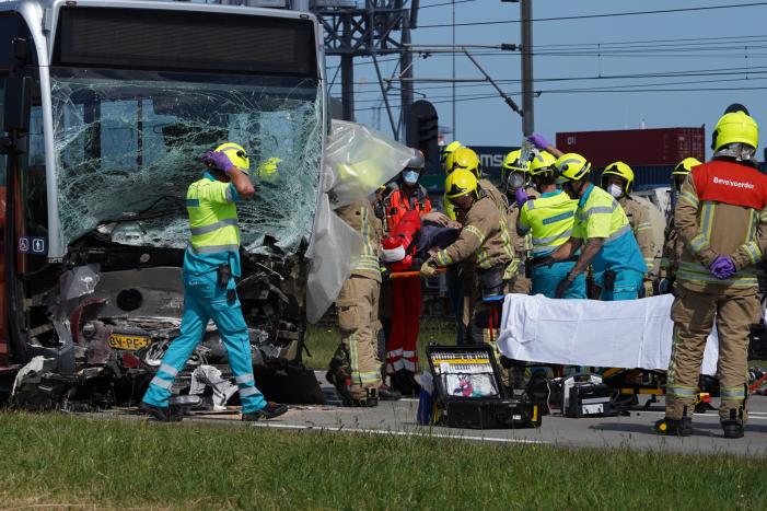 Auto botst op RET-stadsbus, automobilist overleden