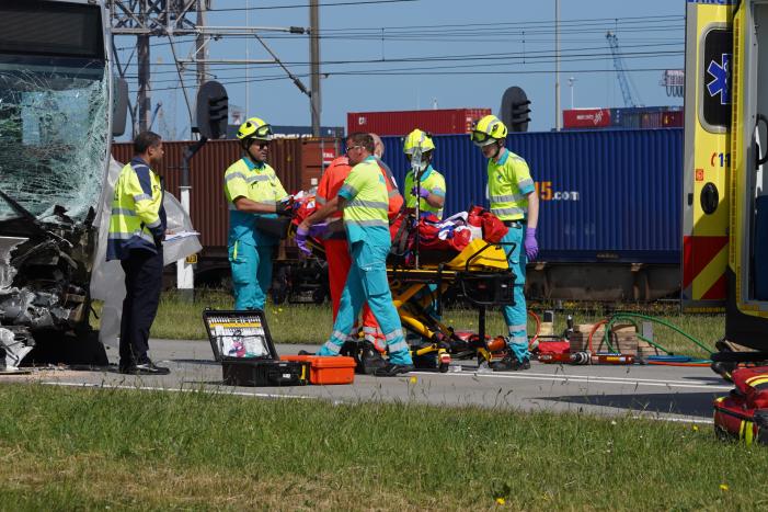 Auto botst op RET-stadsbus, automobilist overleden