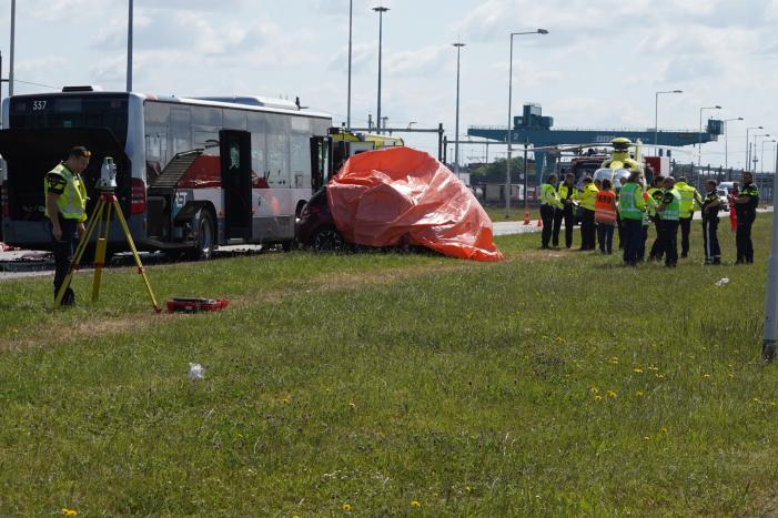 Auto botst op RET-stadsbus, automobilist overleden