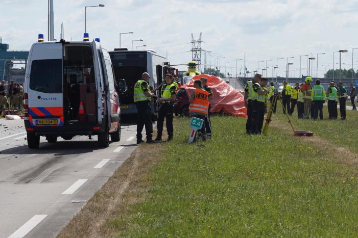 Auto botst op RET-stadsbus, automobilist overleden