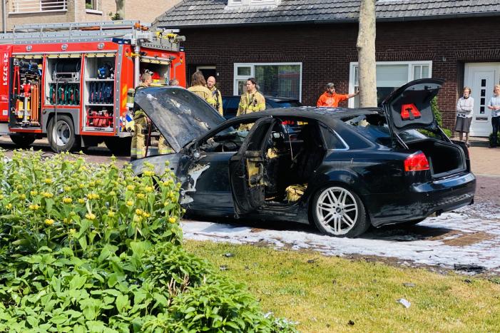 Auto volledig uitgebrand