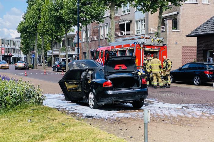 Auto volledig uitgebrand