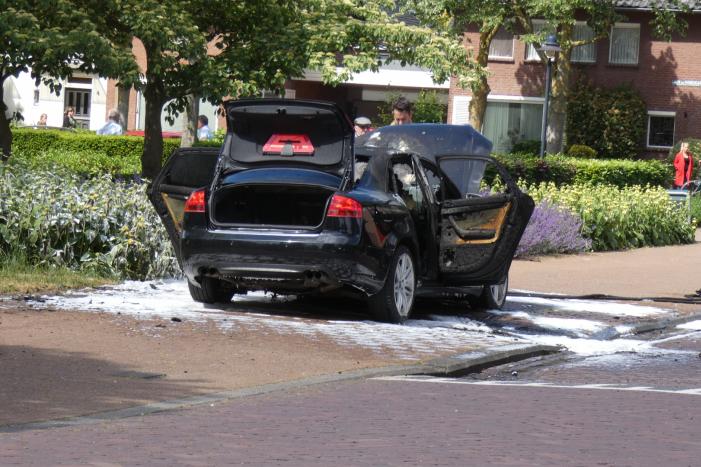 Auto volledig uitgebrand