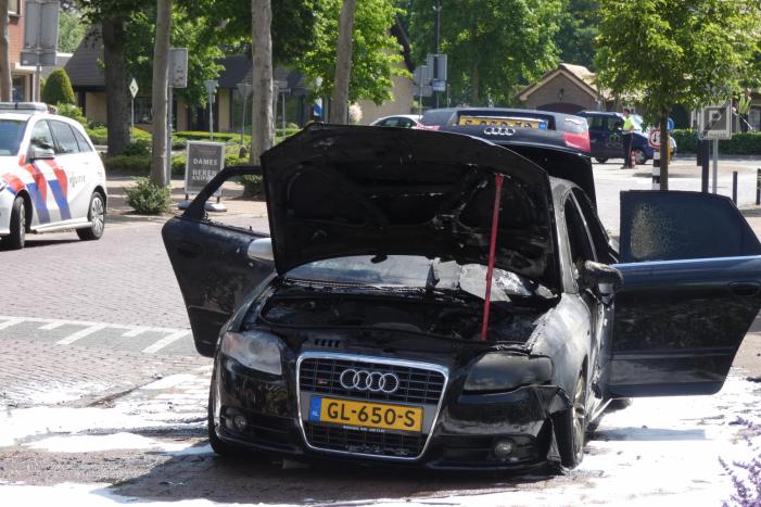 Auto volledig uitgebrand