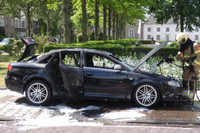 Auto volledig uitgebrand