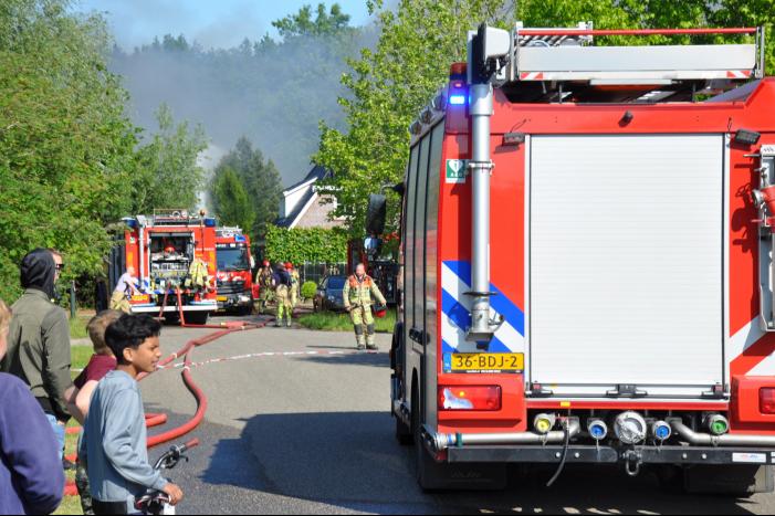 Veel rook bij grote brand Zuiderzeewijk