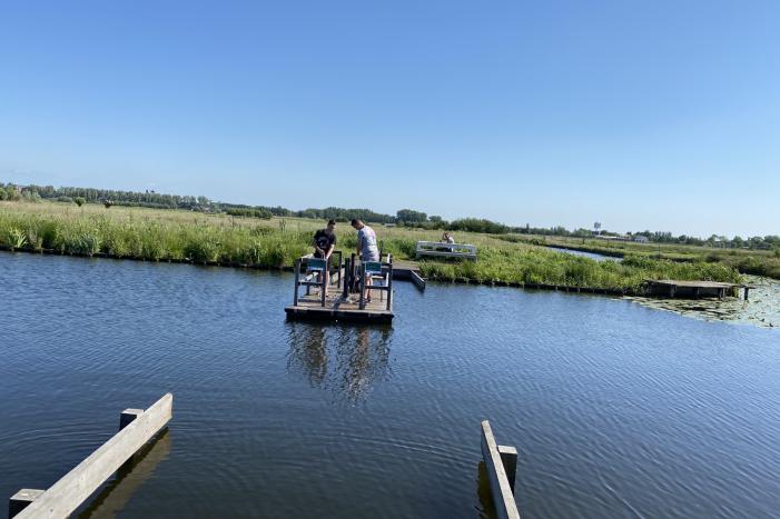 Jongens twee uur vast op vlot
