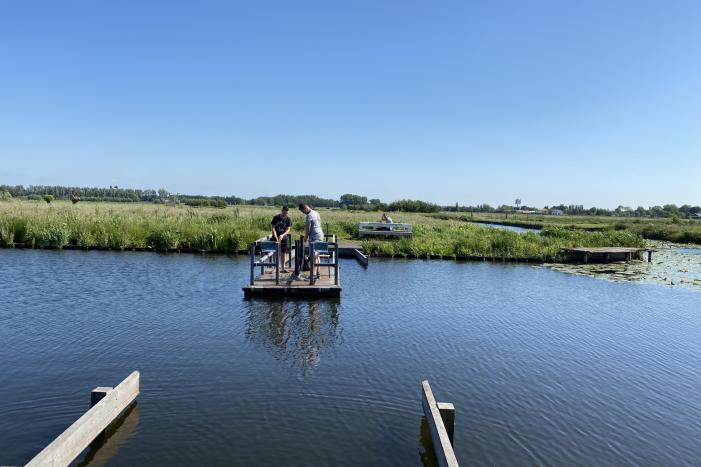 Jongens twee uur vast op vlot