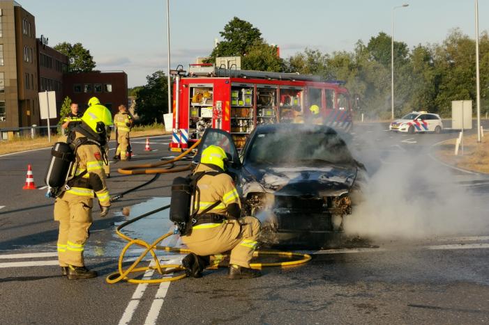 Auto gaat in vlammen op