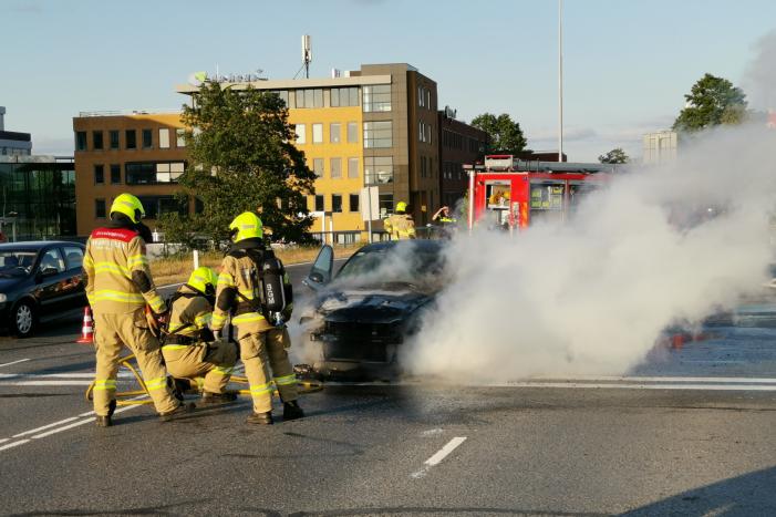 Auto gaat in vlammen op
