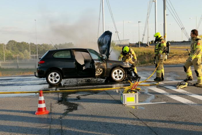 Auto gaat in vlammen op