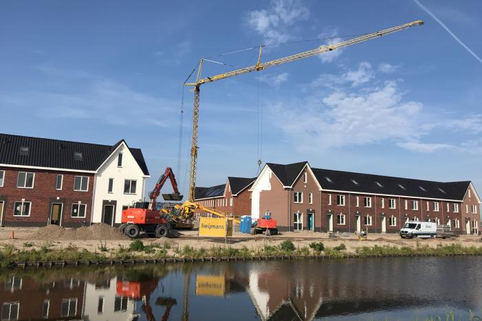Vrachtwagen zakt door stempel bouwterrein