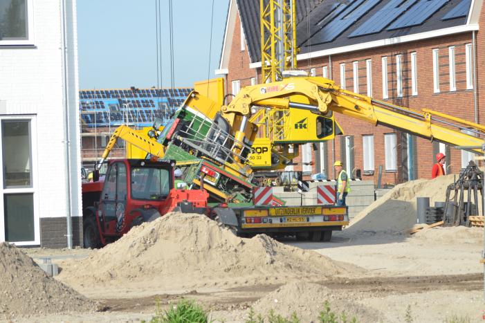 Vrachtwagen zakt door stempel bouwterrein
