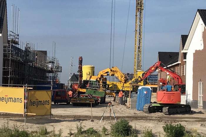 Vrachtwagen zakt door stempel bouwterrein