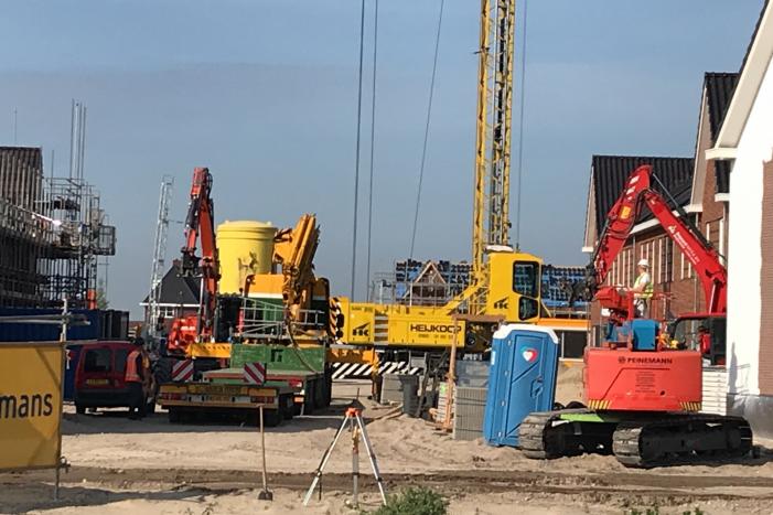 Vrachtwagen zakt door stempel bouwterrein