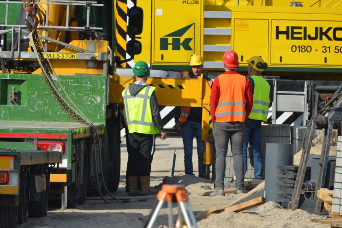 Vrachtwagen zakt door stempel bouwterrein