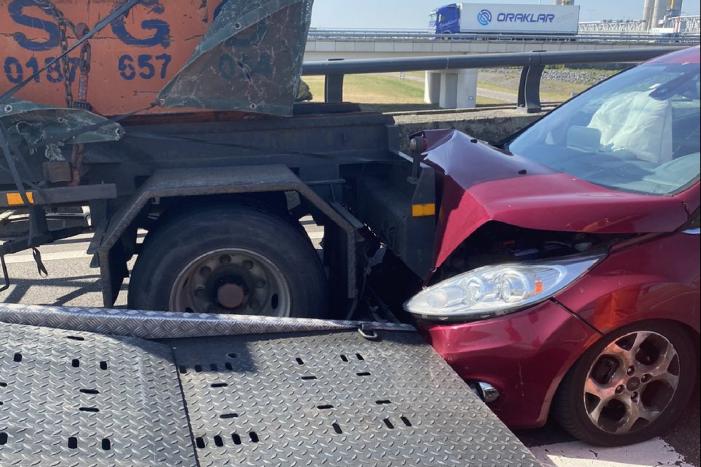 Auto botst achterop vrachtwagen en komt vast te zitten