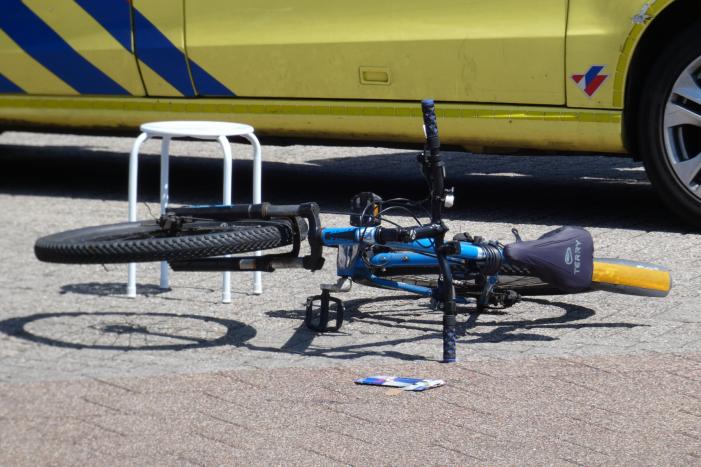 Fietsster gaat onderuit na botsing met auto