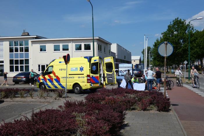 Overstekende racefietser gewond bij aanrijding